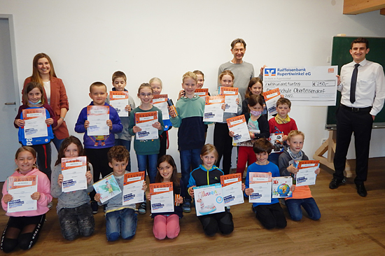 Die Sieger der Grundschule Oberteisendorf mit Maximilian Lammigner und Julia Resch von der Raiffeisenbank Rupertiwinkel eG.