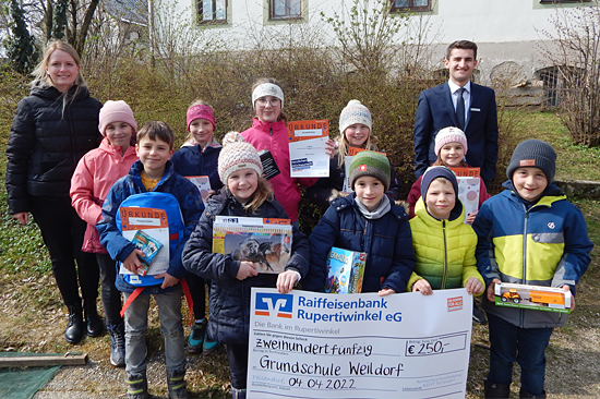Die Sieger der Grundschule Weildorf mit Maximilian Lamminger und Sarah Birnbacher von der Raiffeisenbank Rupertiwinkel eG.