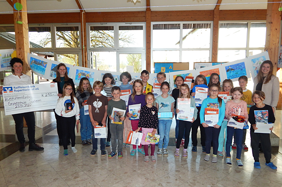 Die Sieger der Grundschule Surheim mit Michaela Klinger und Julia Resch von der Raiffeisenbank Rupertiwinkel eG.