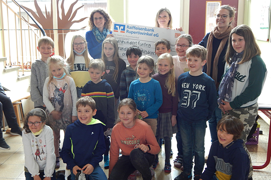 Die Sieger der Grundschule Neukirchen mit Elisabeth Koch von der Raiffeisenbank Rupertiwinkel eG.