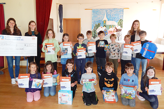 Die Sieger der Grundschule Saaldorf mit Michaela Klinger und Julia Resch von der Raiffeisenbank Rupertiwinkel eG.