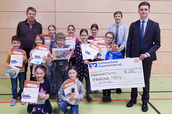 Die Sieger der Grundschule Petting mit Maximilian Waldmann und Felix Richardson von der Raiffeisenbank Rupertiwinkel eG.